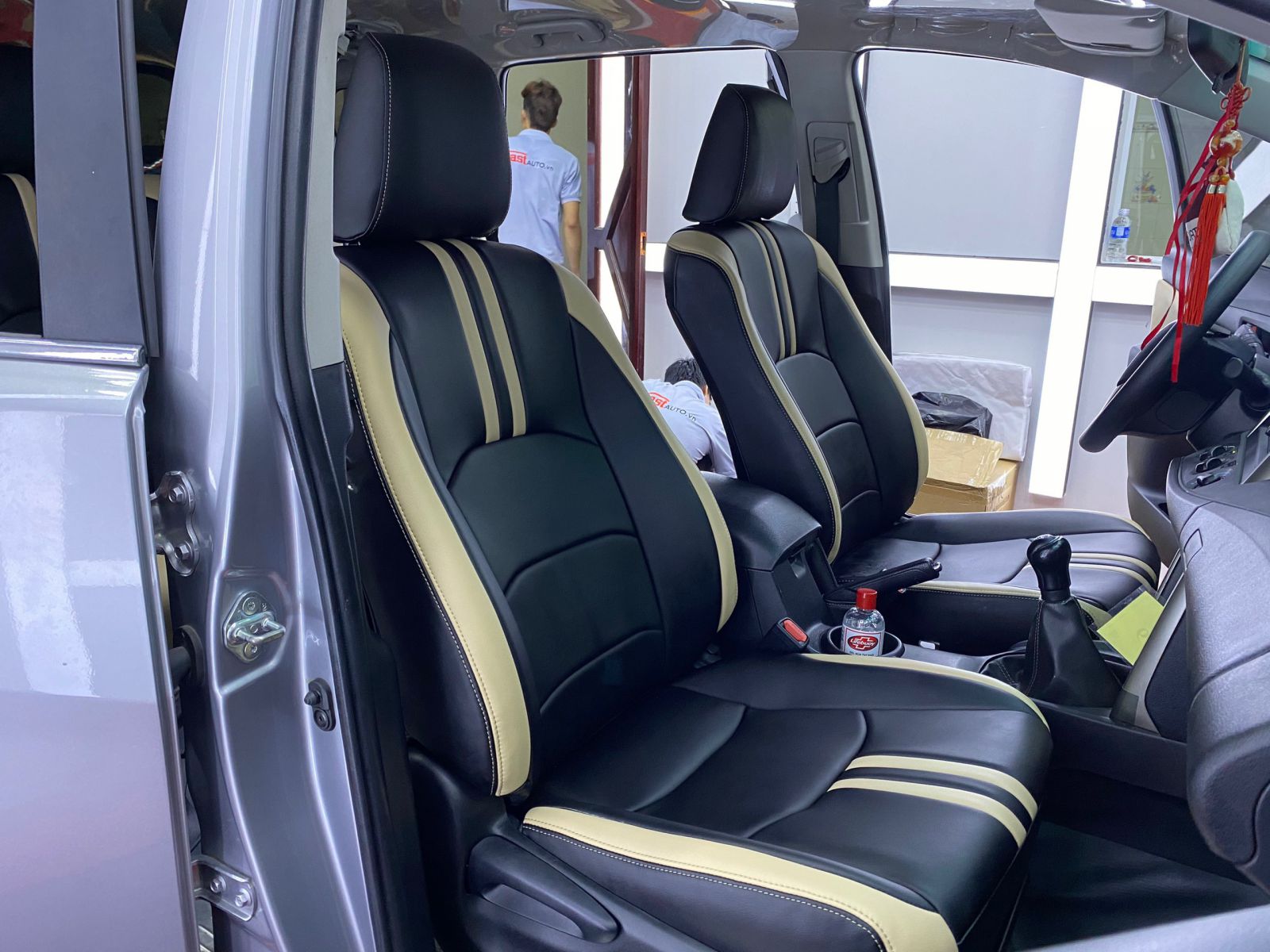 Kh&ocirc;ng gian nội thất với ghế bọc da thật tại TPHCM