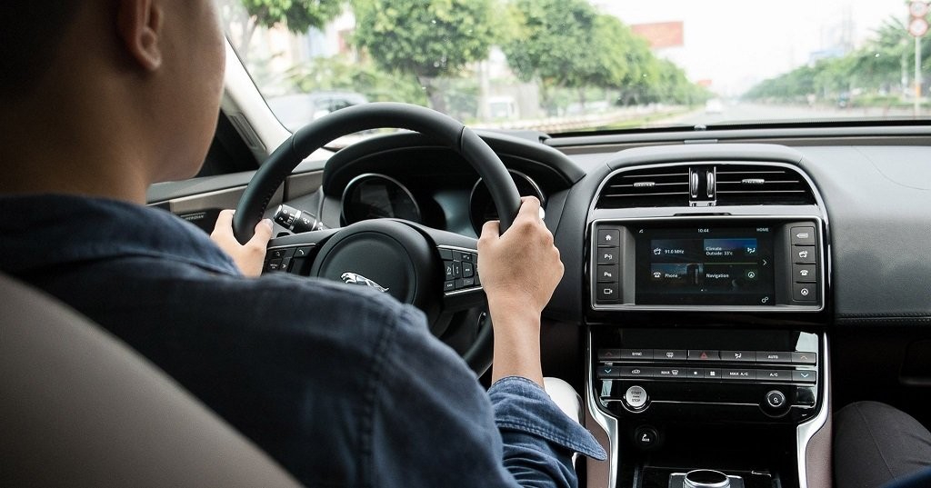 Mách bạn cách cầm vô lăng đảm bảo an toàn 